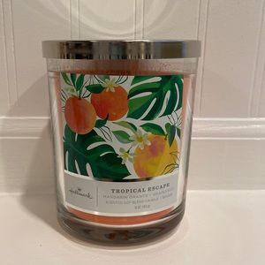 Hallmark ‘Tropical Escape’ 🌺🍊 candle 🕯️
